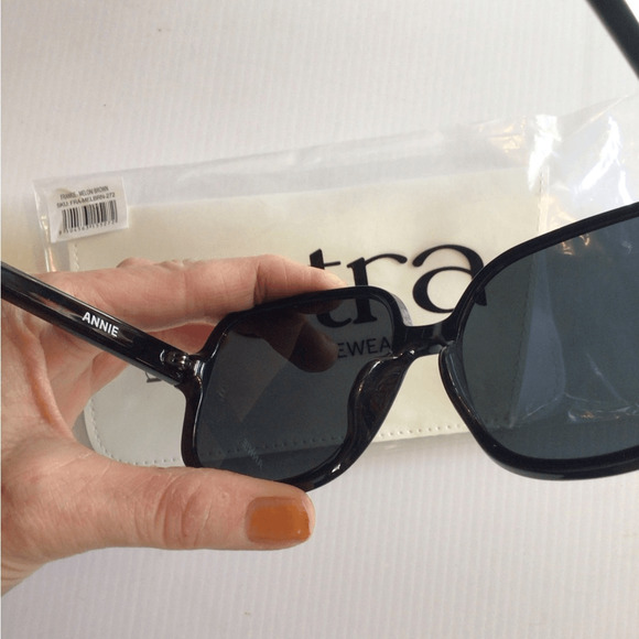 NEW ! OTRA Annie Black oversized Sunglasses